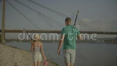 父亲和女儿一起去钓鱼